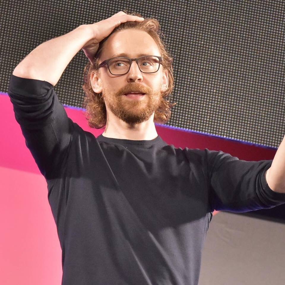 binestom's tweet photo. @wcugrad_09 @NaughtySassyHez @mandra40 @0SleeptilDawn @AnneRoth1983 @HiddleGoddesses @Lothiriel_1 @margaritamj @StacyMichelleB @tgilbt @hiddlethings @daisylynndoc @naughtyhiddles @sharannie63 @ekdark666 @mad_moran @neithlilyael @Mamabear0772 @JanetCannady @Hiddlestardis @OkieJess1208 @assassinswife @carolmkik @blueeyedhiddles @Claudettepoppy @JennaFriedland @cellawuyts #teddybearhiddles  - #MrFloof 🐻🐻🐻
All fluffy curly hair and hands... https://t.co/qzZCPQquMF