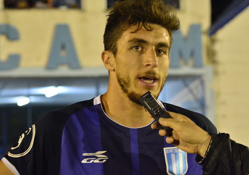 #TRFA #RegionalFederalAmateur | Luciano Grimaldi, capitán de #SanMartín de #VicuñaMackenna: "El primer objetivo es clasificar a la segunda instancia".
En otro orden, se confirmó la continuidad del goleador Luis Di Santo bit.ly/2F7lt6j
(Foto: Alejandro Fernández)
