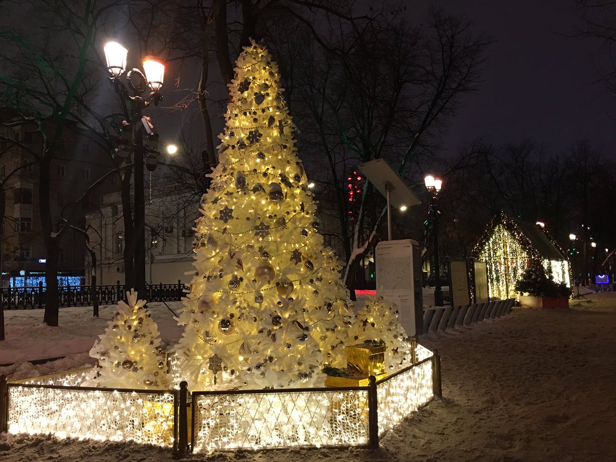 SholaJadi's tweet photo. Happy new year 🎄#Russia #moscow https://t.co/O7XzeLa6XR