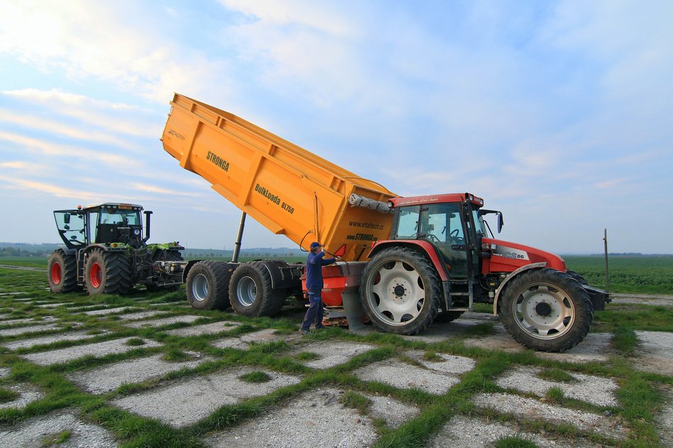 StrongaLtd's tweet photo. Could this be the view on your site in 2018? Let STRONGA help you realise your dreams ๐ @CaseIH_UK_IRE
#Stronga #BulkLoada #Tipper #Trailer #Farm #Farming #Agriculture #Harvest #Claas #Case #Tractor #Landtechnik #Agrar #Agrartechnik #Traktor #Landmaschinen https://t.co/XiFSMq7WbU