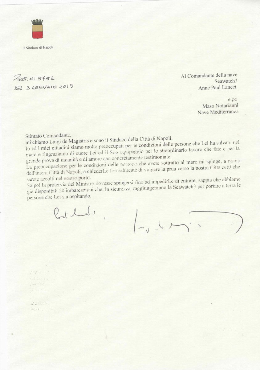 SeaWatchItaly's tweet image. A bordo di #SeaWatch è stato recapitato il messaggio di @demagistris che ci commuove e non ci fa sentire soli.

#ApriteiPorti