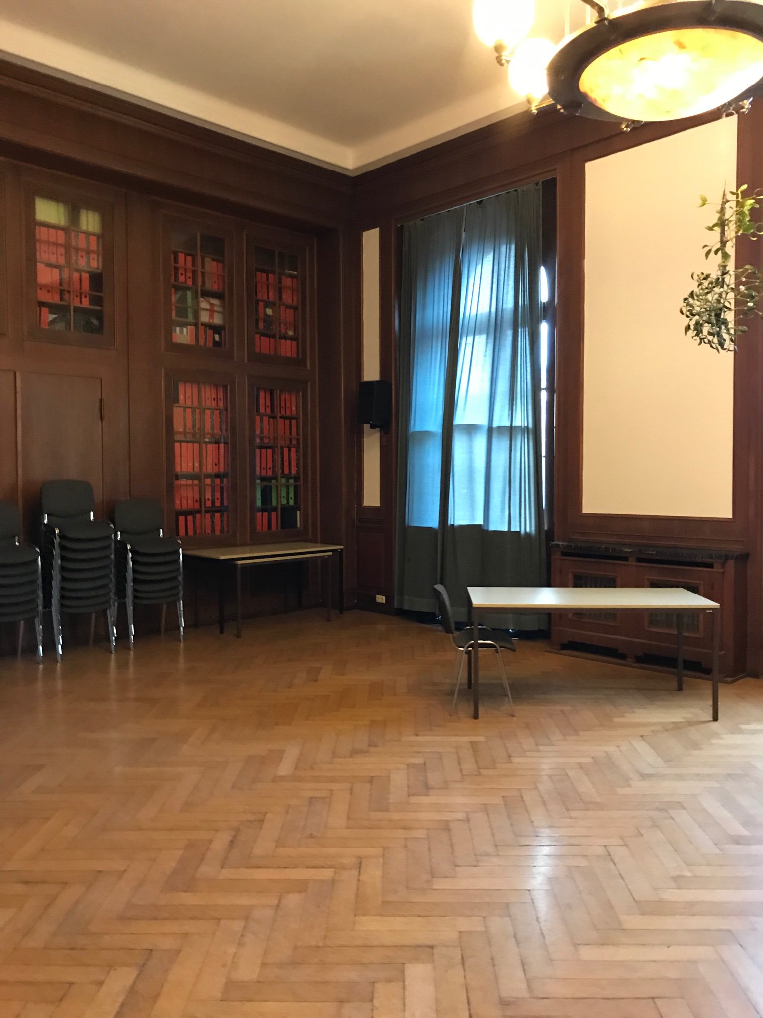 ヒロマル ヒトラー野望の地図帳発売中 な なんと 1938年のミュンヘン会談の部屋に入ることができました この建物 旧総統官邸 は現在音楽大学で部外者は入れないですが 特別に中に入れてもらい 会談の部屋も鍵を開けて見せていただきました まさかの