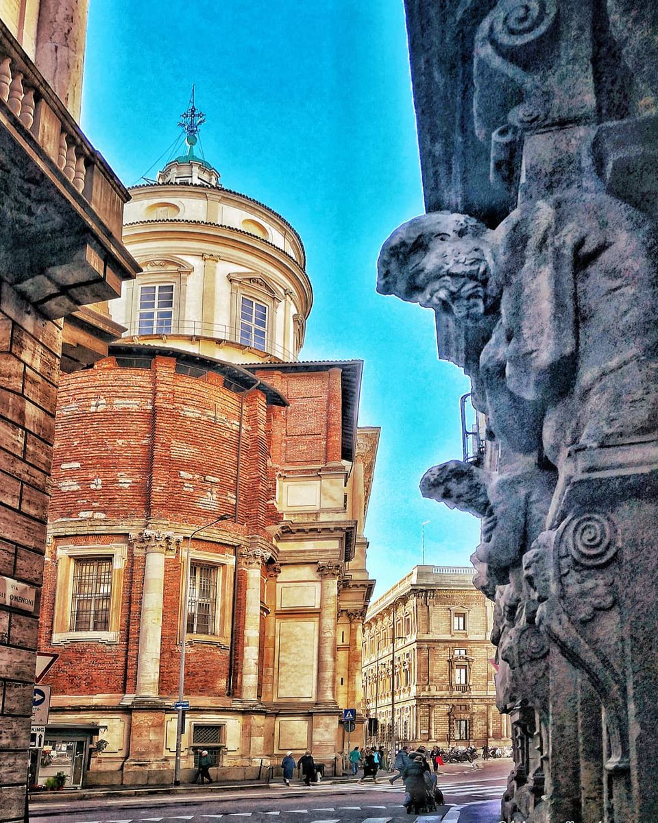 Milanoguida's tweet photo. La Casa degli #Omenoni, che in dialetto significa “grandi uomini” e che descrive gli otto telamoni della facciata, fu dimora di Leone Leoni nel '500.
📸 San Fedele e gli Omenoni in uno scatto di parasilitisebastiano. #Milano #CaseMilano https://t.co/Ak5I8zLegK