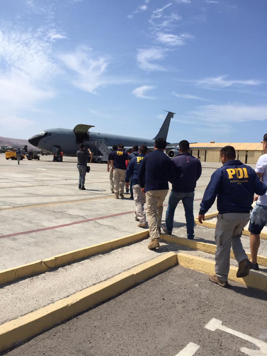 Los ciudadanos extranjeros expulsados, fueron acompañados en el vuelo de la <a href="/FACh_Chile/">Fuerza Aérea de Chile</a> por 26 funcionarios y profesionales de la salud pertenecientes a la Institución.
