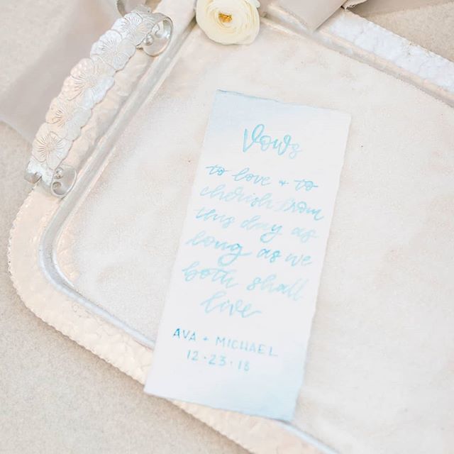 DeeKayEvents's tweet image. "To love and to hold from this day forward as long as both shall live."
*
Design + Planning: @deekayevents
Venue: @clarkslanding
Photo: @kellyseaimages
Cinema: @sweetstartweddings
Florals: @narcissusflorals
Invitations: @thejesspress_
Calligraphy: @paper… bit.ly/2Vs7ii4