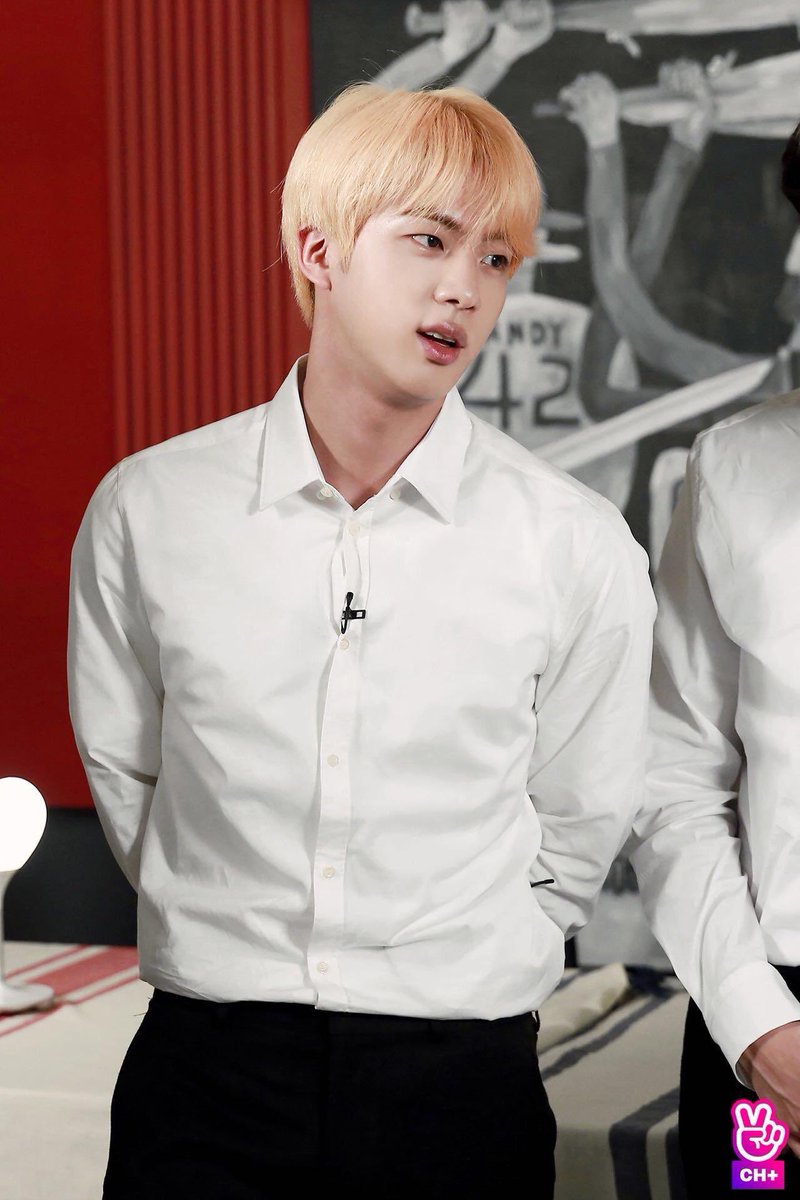 JinWwhs's tweet photo. #WeLoveYouSeokjin #JIN @BTS_twt 
เราจะยังซัพพอร์ตคุณเสมอ ไม่ว่าใครจะไม่ชอบคุณ แต่คุณก็ยังทำให้ชั้นยิ้มได้ รักคุณค่ะ เพราะคุณคือรอยยิ้มของชั้น คุณ เวิลด์ไวด์แฮนซ่อมมมมม😍 https://t.co/pbHLWWINRt