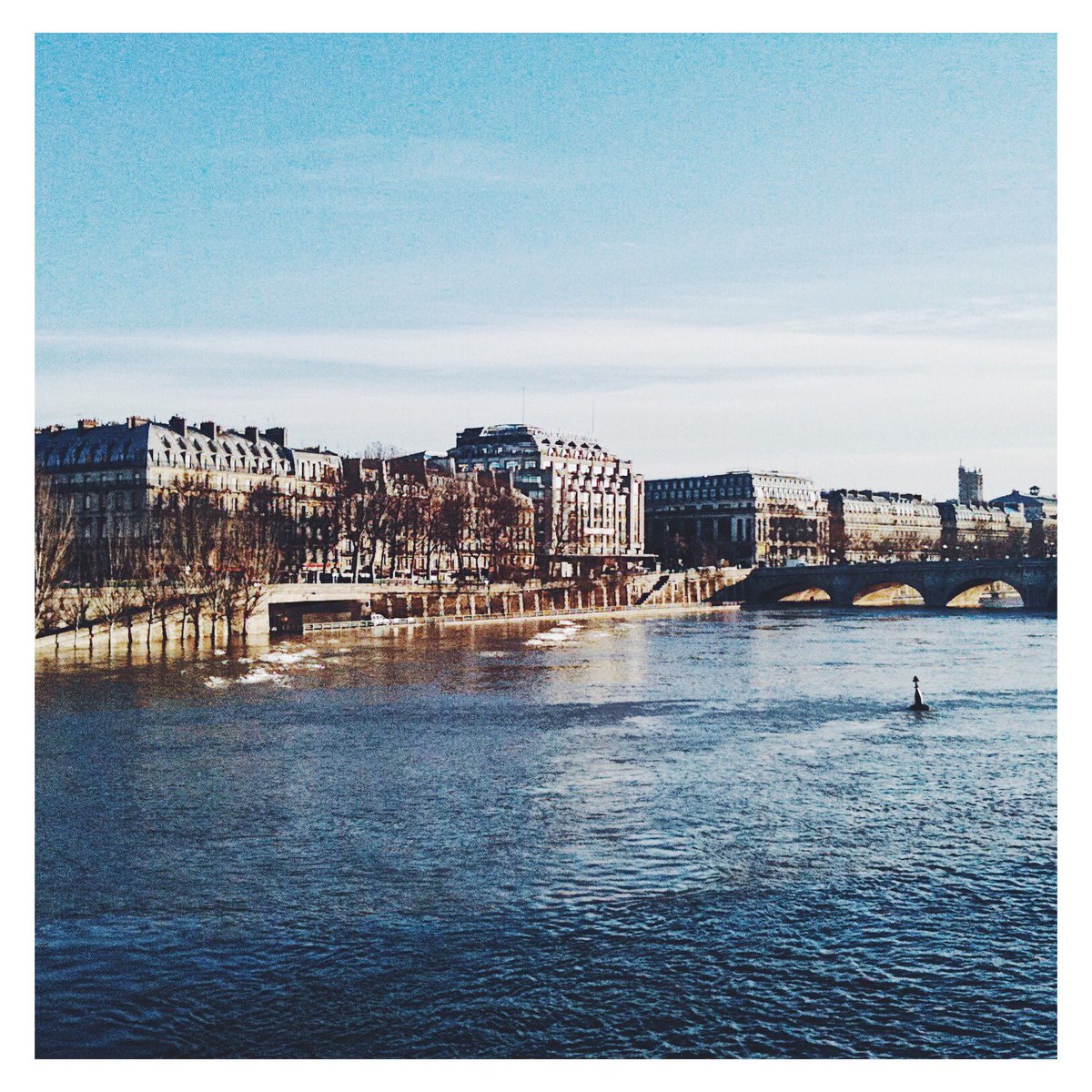 canaleight's tweet photo. Just add three letters to PARIS, and you have paradise

PARIS に三文字を足すだけで、楽園（Paradise)が現れる。

Just add 〜 を足す、加えるだけで

『にんじん』などで知られるフランスの作家、ジュール・ルナールの言葉です。

いつかのパリのクリスマスの朝

#英会話 #パリ https://t.co/bjeZ1PJQ8Q