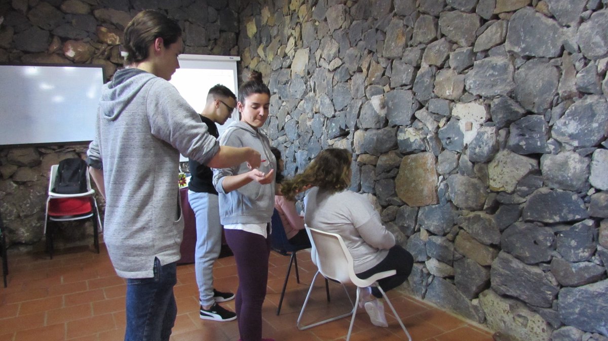 en_procesos's tweet photo. Teatro de intervención social con jóvenes de Aldeas Infantiles Canarias.
Una metodología para indagar sobre temas sociales que nos preocupan.
#aldeasinfantiles #aldeasinfantilesencanarias #enprocesos @en_procesos https://t.co/pFwEEXesrh
