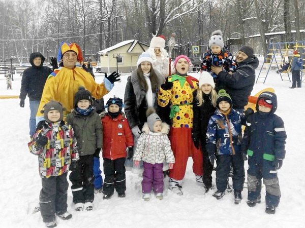 Артисты из Метрогородка выступили в роли Деда Мороза, Снегурочки и ростовых кукол  metrogorodok.vaonews.ru/?p=52871  #благотворительность #Метрогородок #школы #Ярмарки