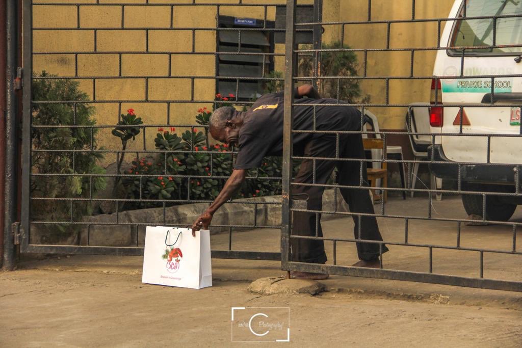 falzthebahdguy's tweet photo. Everyday is Christmas for the next few days! The real Sweet Boys are in town #SBAoutreach #5daysOfChristmas #TomorrowIsAnotherDay #SurpriseSanta @sweetboysassociation_ https://t.co/w79Nw14ukf