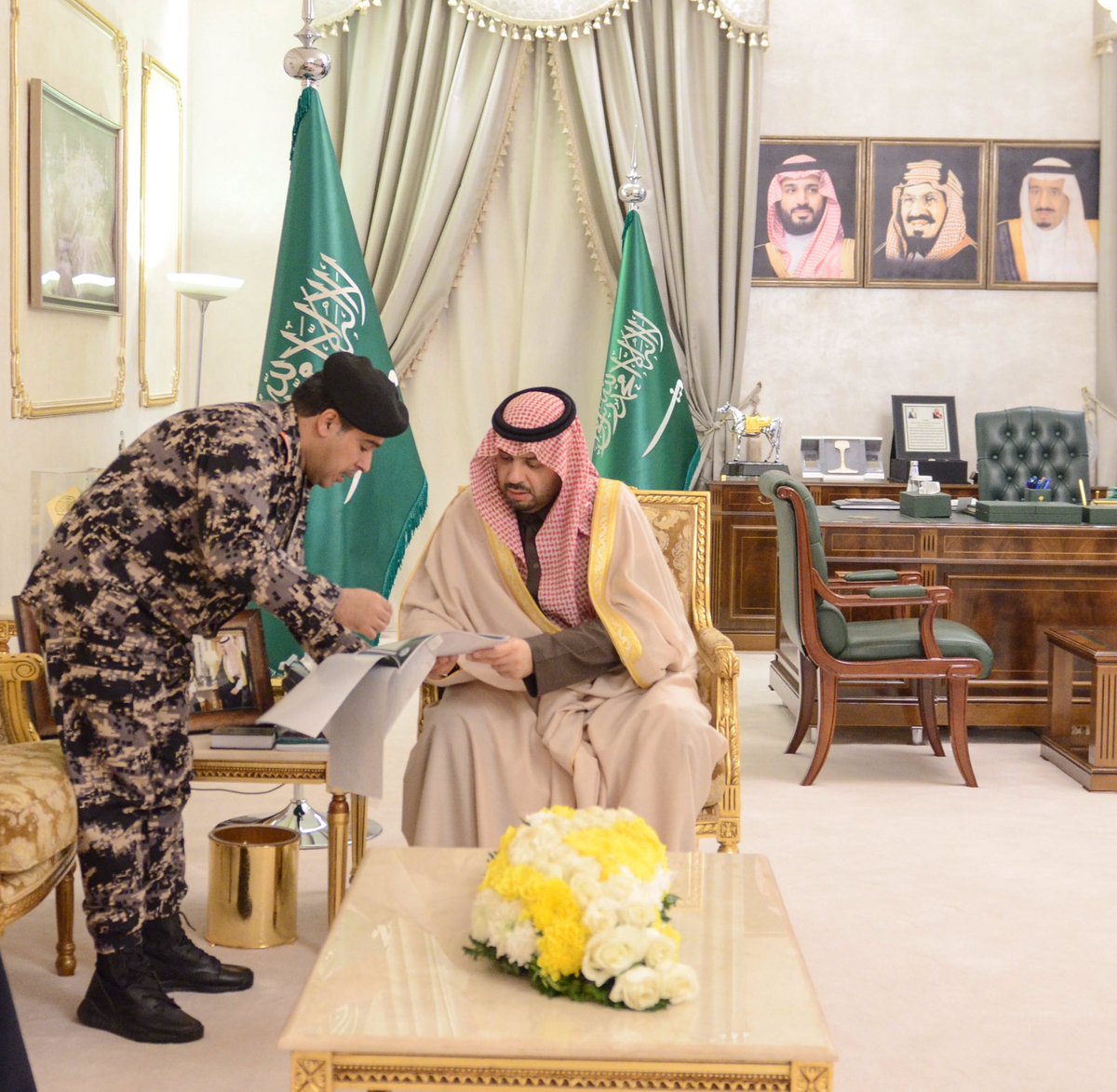 #أمير_منطقة_الحدود_الشمالية يستقبل قائد قوة #أمن_المنشآت بالمنطقة . 
spa.gov.sa/1857670