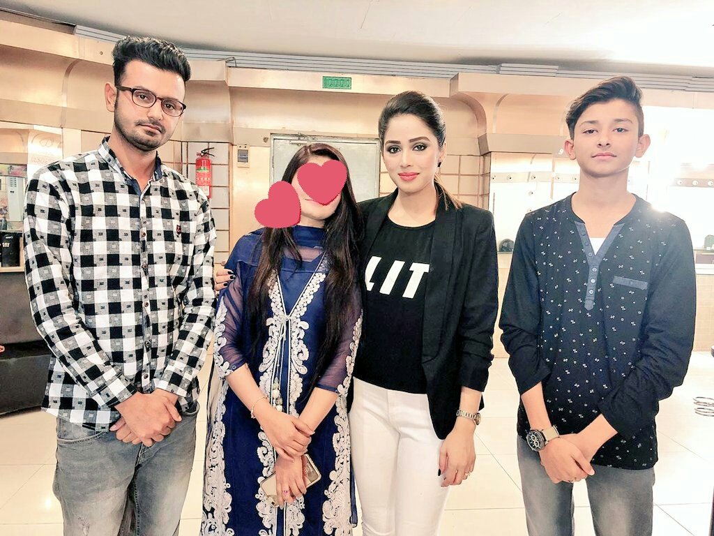 Kinza_Zeshan's tweet photo. Love love love ....

No need any Caption

Just LOVE.....
😘
#Karachi
#ARYStudio
#Behna
@fizashoaibb https://t.co/2o4fEcHOuv