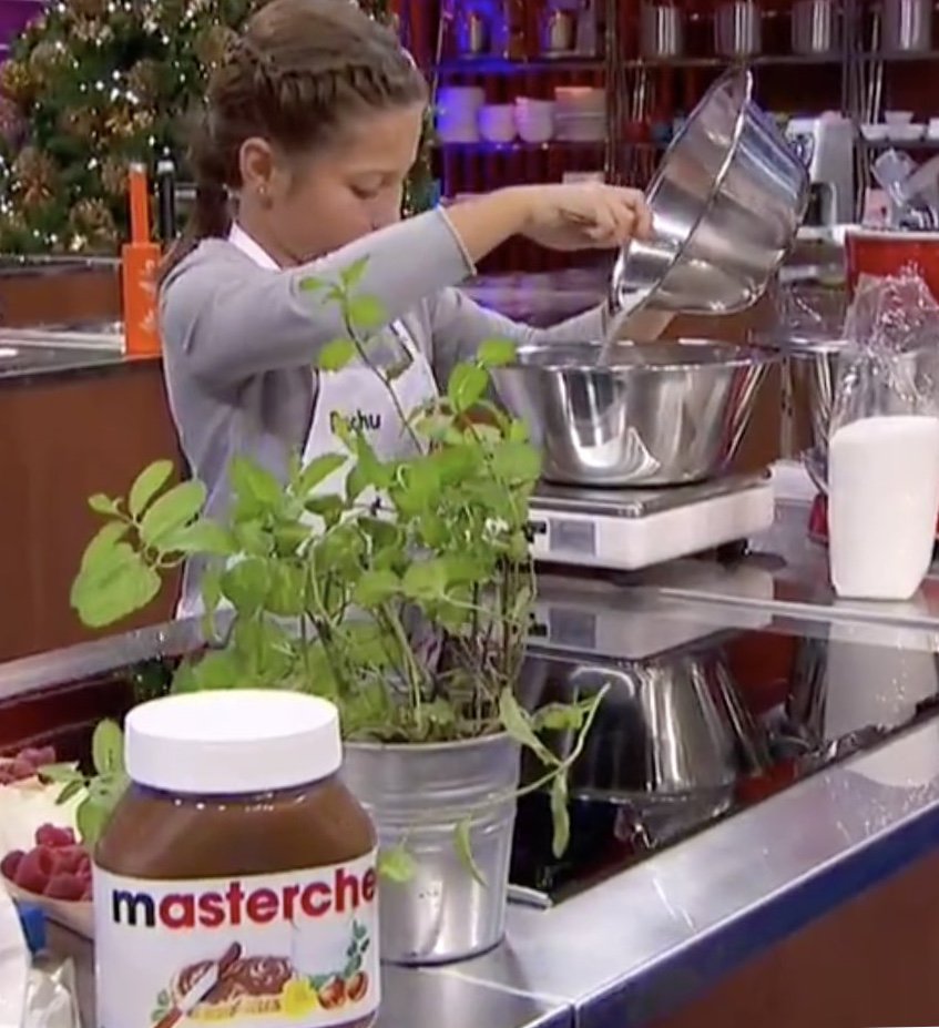 SinAzucarOrg's tweet photo. Promoción de Nutella en @MasterChef_es Junior. 

Así se fomenta desde la televisión pública la obesidad infantil. 

@tve_tve @La1_tve  

#StopObesidadInfantil https://t.co/1Xis8I94ka