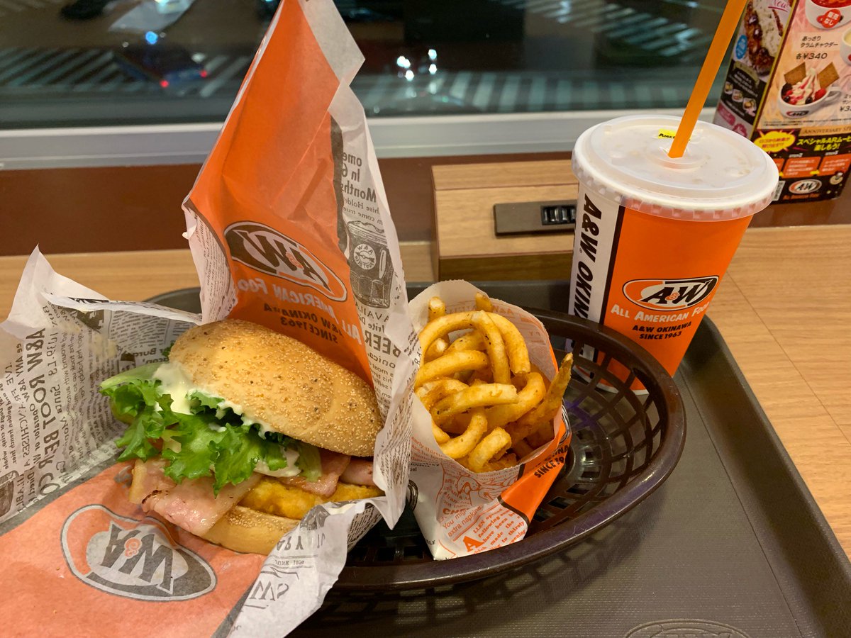 ロボ A W国際通り松尾店でオレンジチキンサンドのカーリーフライsコンボのルートビア 事前にイメージしていた通り A Wとジェフはモスとマックの相対位置に近い気がする サンド美味しい あと ルートビアはお代わり自由だけど 凍ったジョッキで出すわけ ロボ A W国際通り松尾店でオレンジチキンサンドのカーリーフライsコンボのルートビア 事前にイメージしていた通り A Wとジェフはモスとマックの相対位置に近い気がする サンド美味しい あと ルートビアはお代わり自由だけど 凍ったジョッキで出すわけ