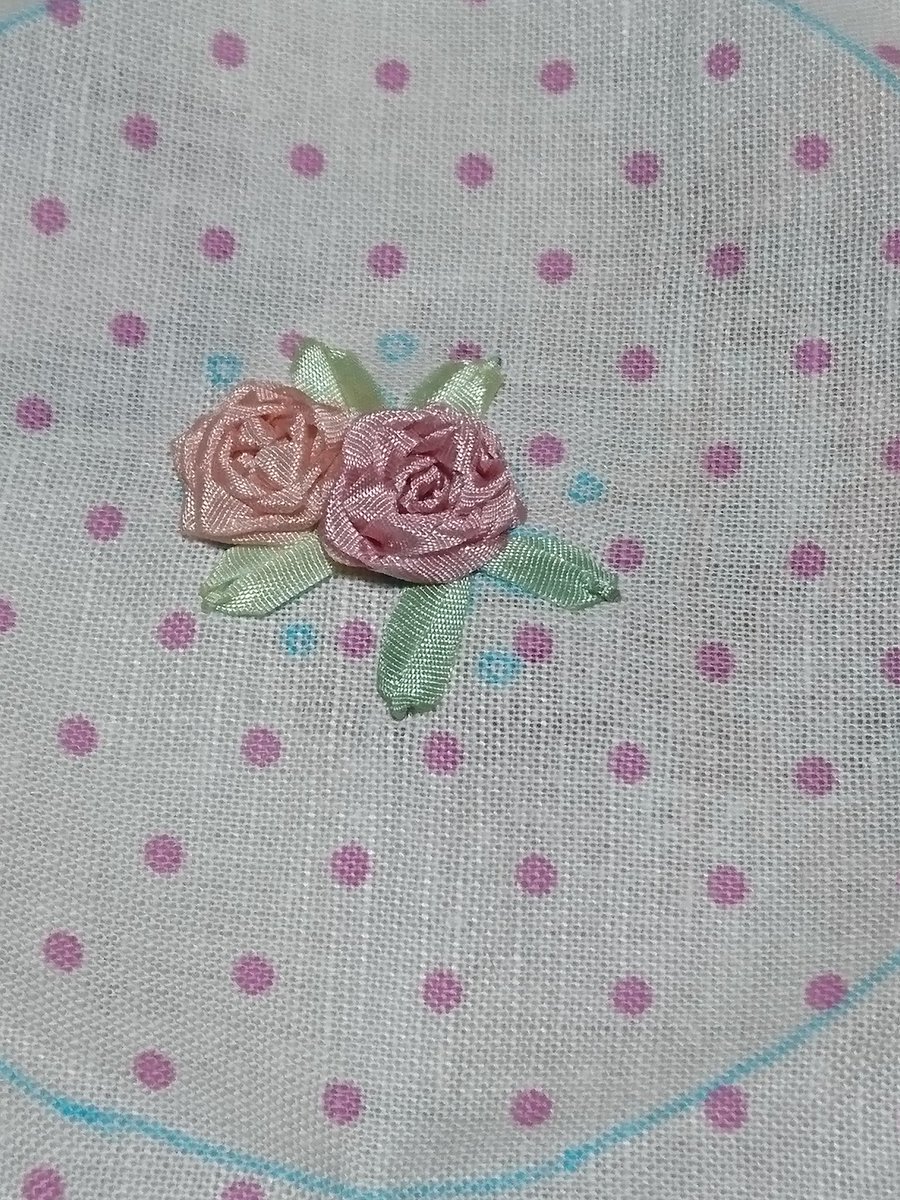 Kuro Twitterissa バラのリボン刺繍完成 簡単なのに可愛い いつまでもくるくるしていたくなる かわいい刺しゅう デアルーム