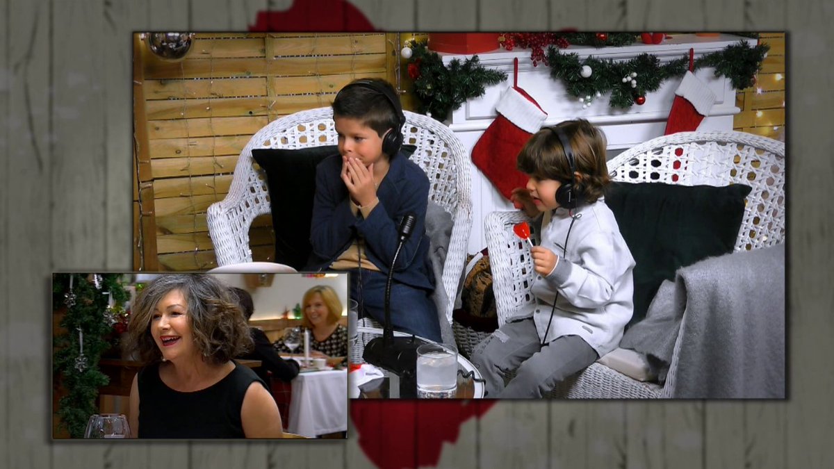 MedInfinityES's tweet photo. Pau y Leo asesoran a su abuela Montserrat durante toda la cita. ¡Tendrá que hacer todo lo que ellos le digan por el pinganillo! 😂❤️ #FirstDates798 ya está online:
https://t.co/CbWrGOws60 https://t.co/DikX1YQ17A