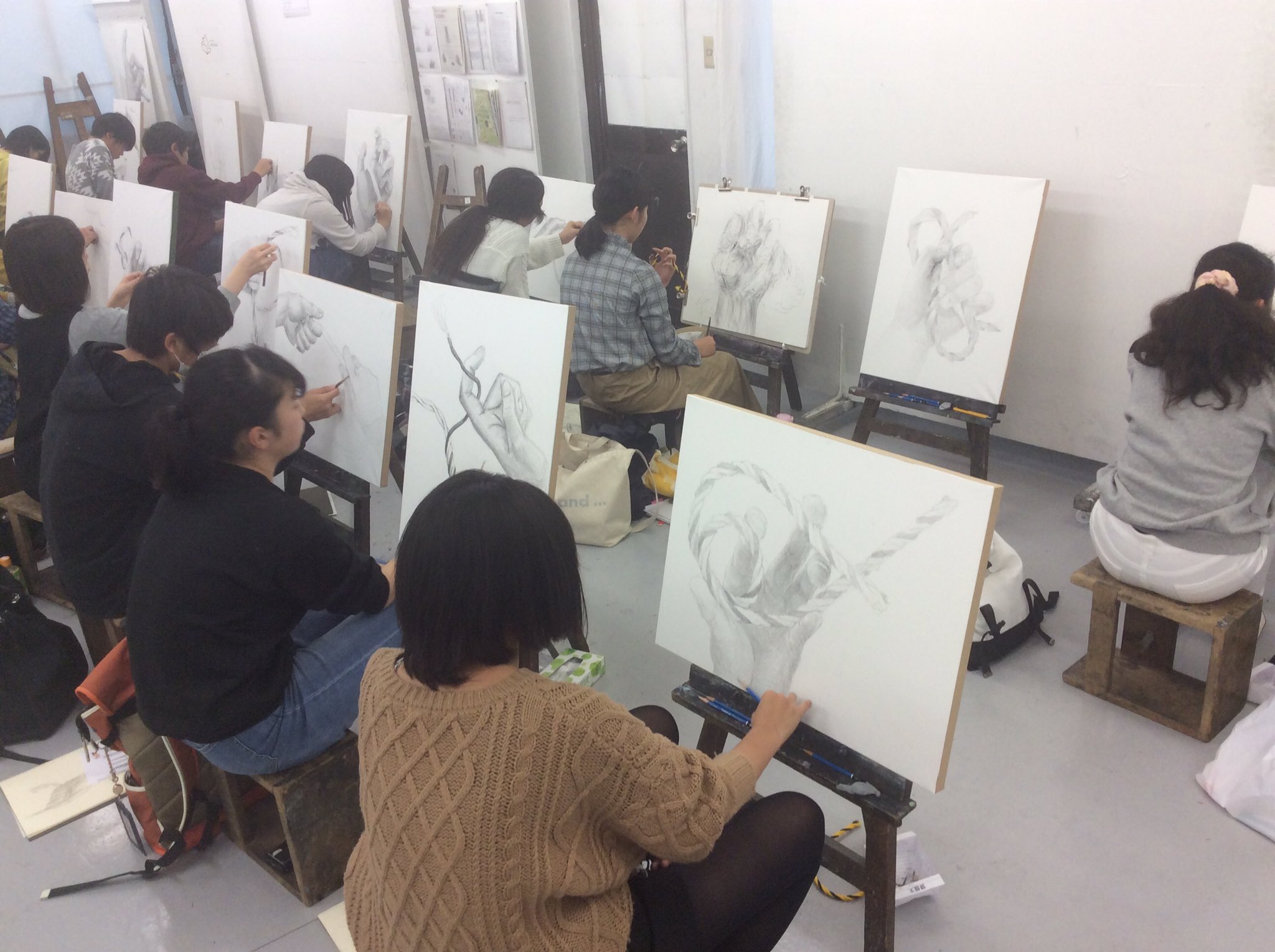 埼玉美術学院 最初は誰しも初心者 誰もが通る道です この講習会で初デッサンの人もいるようですね 基礎コースは今日明日で構成デッサン 朝のレクチャーの効果があってか 狙いが伝わってくる画面が多い気