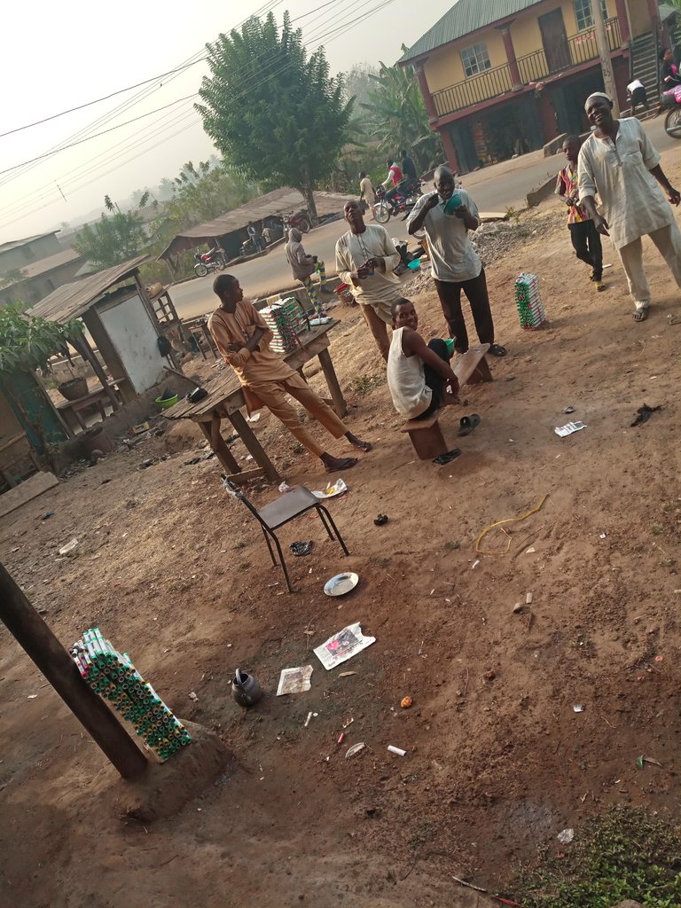 alhglo01's tweet photo. We are serving hot koko to Northerners migrants in Ikirun Osun state. We still need more marterials like cardigan for them.
#iFeedNaija
&LuqmanAl-Hikmah
#EndOfTheYearProject
@OgbeniDipo @Bhadoosky @I_pissVodka @omidanabeni @angry_ustaaz https://t.co/ifsWFyn4GE
