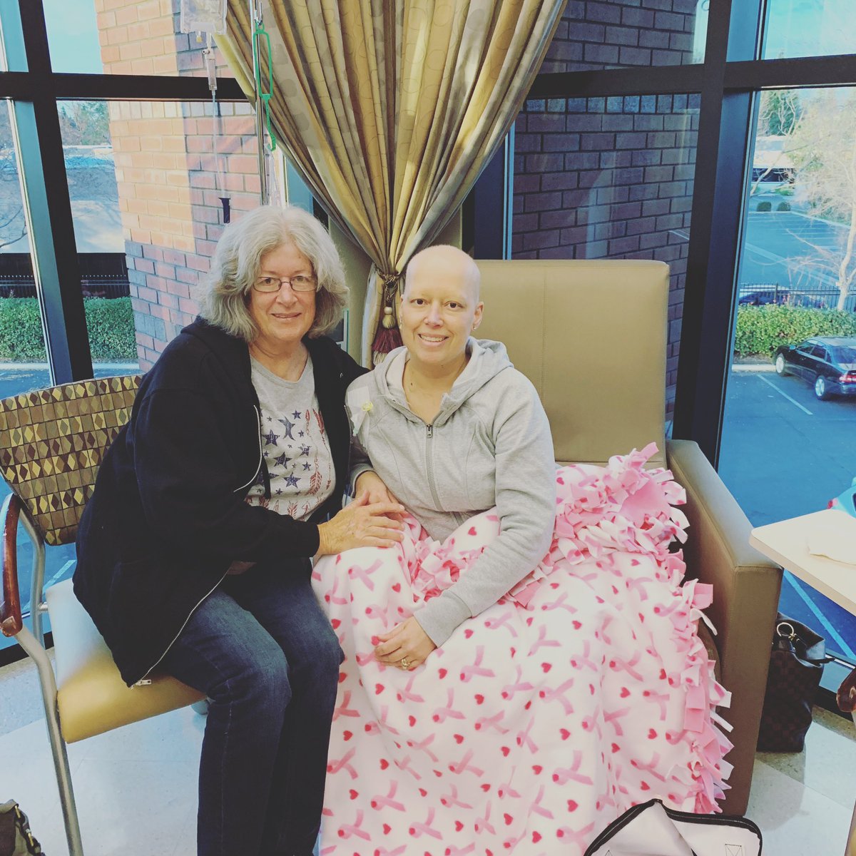 CheerMotoMom147's tweet photo. Chemo day💕5 more to go🎉 #tiffstrong #triplenegativebreastcancer #cancersucks #fight https://t.co/9AQpdstdjw
