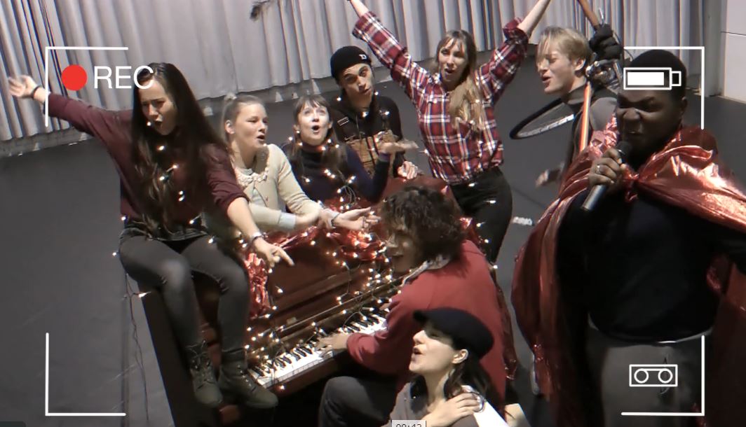 De cast van Guerrilla wenst je een strijdlustig 2019!

vimeo.com/307461366