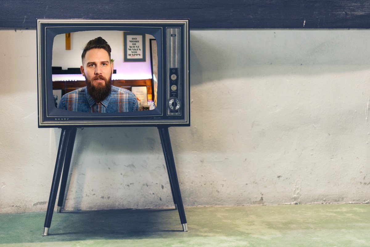 Ausschnitt aus einem Youtube-Video mit Pastor Gunnar Engel montiert auf einen alten Fernseher mit Standfüßen