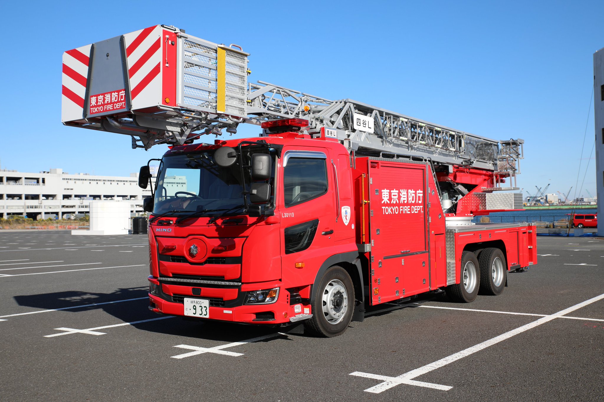東京消防庁 国内初導入 大型バスケット新型はしご車 バスケット搭乗者数が３人から５人に 車いすのままでもバスケットに乗り込むことができます 東京消防出初式にも登場予定です お見逃しなく 東京消防庁 出初式 はしご車 キュータ日記 ４
