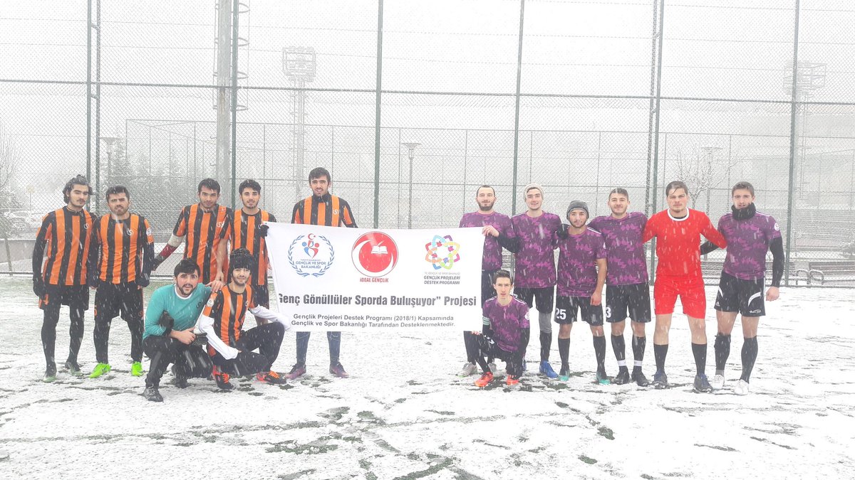 gencliksporda's tweet photo. GPDP 2018-1. Çağrı kapsamında desteklenen “Genç Gönüller Sporda Buluşuyor” projemiz kapsamında oynanan halı saha maçları hız kesmeden devam ediyor.😊 ⚽️Comart Takımı 3 - 6 FC İşletme ⚽️Karda top oynamanın keyfi bir başka 😎 🌨
 @gencliksporbak @kasapoglu https://t.co/e8KhMy0UCZ