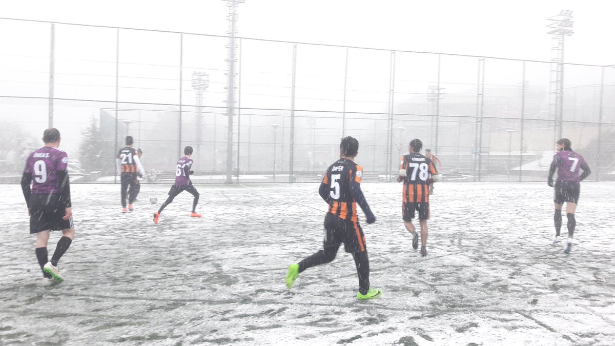gencliksporda's tweet photo. GPDP 2018-1. Çağrı kapsamında desteklenen “Genç Gönüller Sporda Buluşuyor” projemiz kapsamında oynanan halı saha maçları hız kesmeden devam ediyor.😊 ⚽️Comart Takımı 3 - 6 FC İşletme ⚽️Karda top oynamanın keyfi bir başka 😎 🌨
 @gencliksporbak @kasapoglu https://t.co/e8KhMy0UCZ