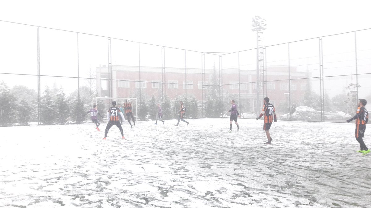gencliksporda's tweet photo. GPDP 2018-1. Çağrı kapsamında desteklenen “Genç Gönüller Sporda Buluşuyor” projemiz kapsamında oynanan halı saha maçları hız kesmeden devam ediyor.😊 ⚽️Comart Takımı 3 - 6 FC İşletme ⚽️Karda top oynamanın keyfi bir başka 😎 🌨
 @gencliksporbak @kasapoglu https://t.co/e8KhMy0UCZ