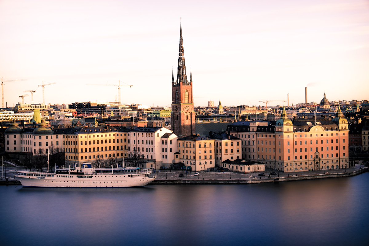 exploragrapher's tweet photo. The sun rays hitting the historic buildings on Riddarholmen is a beautiful sight. #exploragrapher #stockholm #travelphotography https://t.co/kFS0VQyhUg