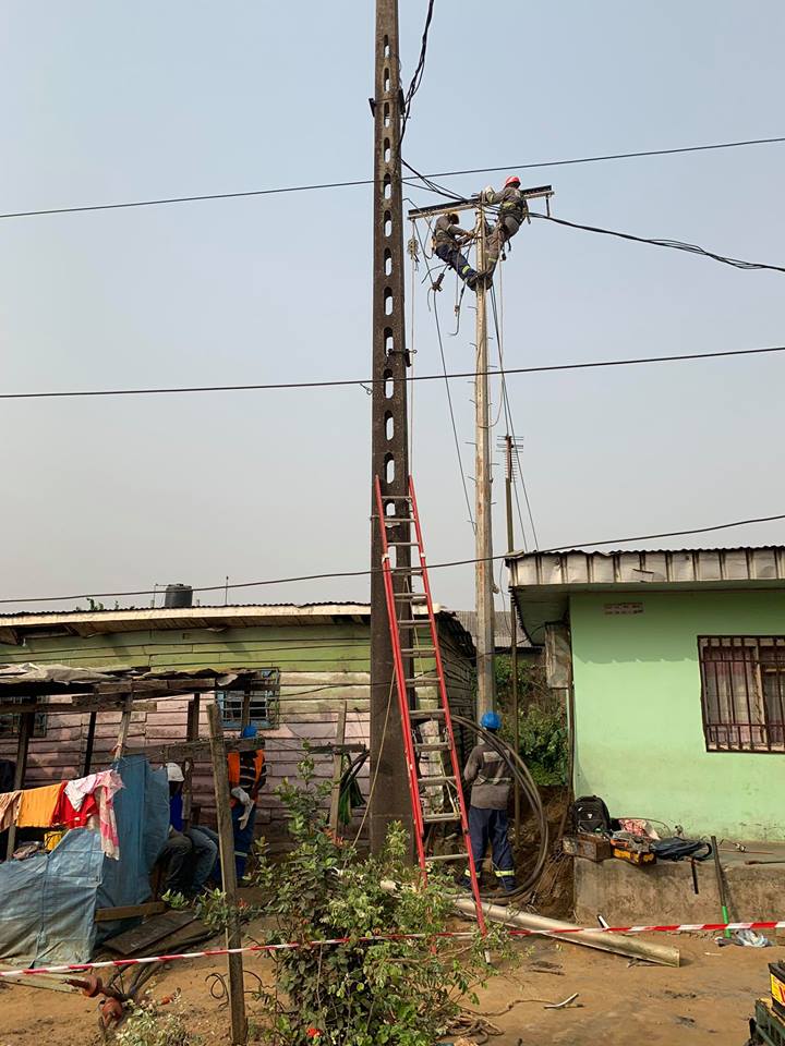 InsideSocadel's tweet photo. [UPDATE ÉLECTRICITÉ DOUALA]

Eneo annonce qu'elle a déjà réalimenté depuis hier, 80% des clients impactés par l'incident de Kilomètres 5.

En ce moment, les équipes techniques s'activent à reprendre les 20% restants le plus rapidement possible.

Eneo vous renouvelle ses regrets. https://t.co/8eOQuTd6Lu