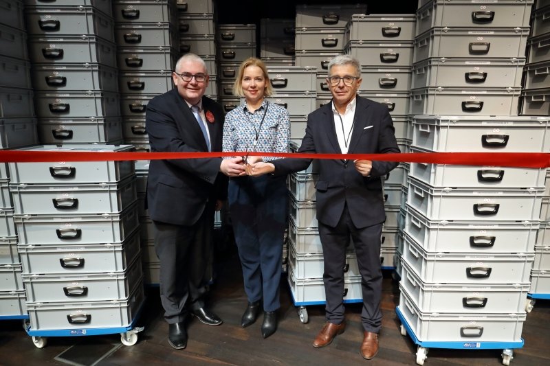 Już wkrótce do każdej gdańskiej podstawówki trafi zestaw mobilnej pracowni tabletowej. W takim zestawie znajdzie się 26 ipadów, stacja dokująca oraz ekran do prezentacji. Jesteśmy pierwszym miastem w Polsce, które na taką skalę wyposaża szkoły w tablety. Fot. G. Mehring