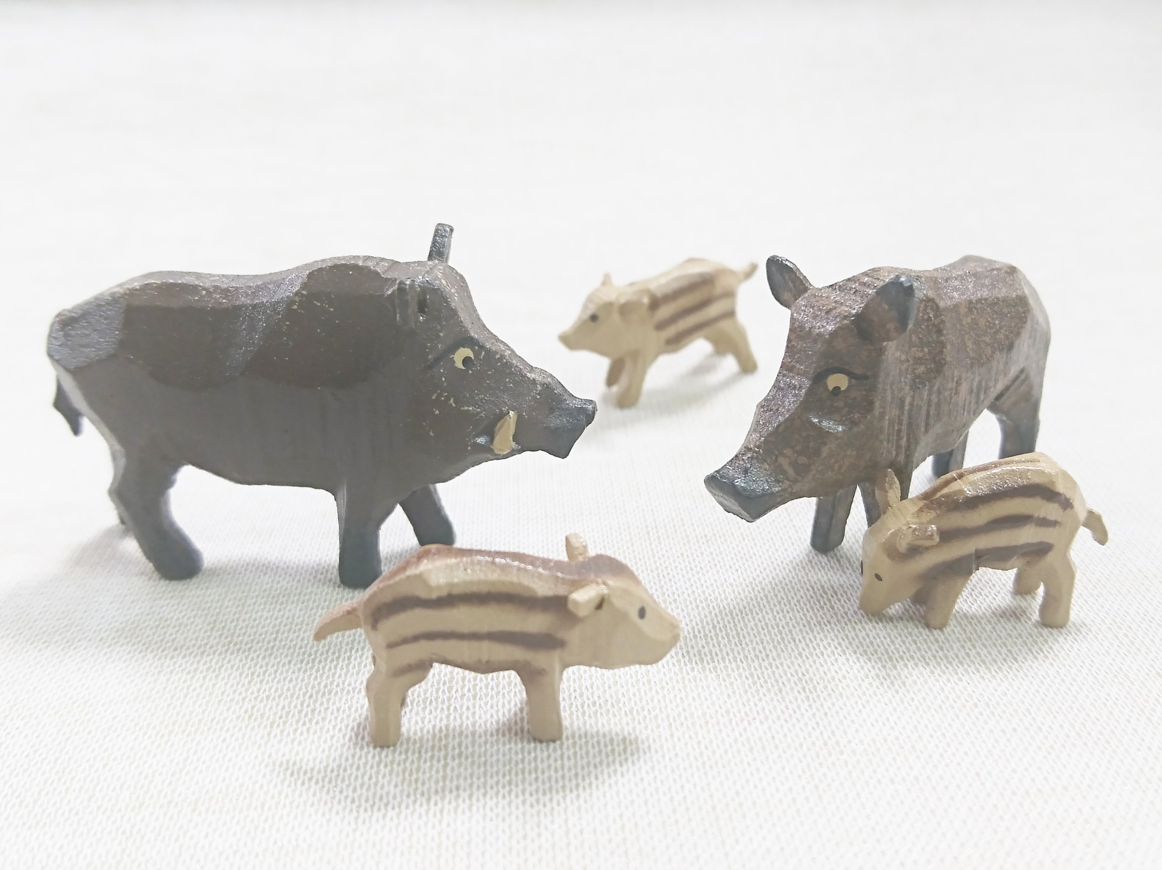 クレヨンハウス Lt 東京店2階より Gt ドイツ エルツ山地のザイフェン地方だけで行われているろくろの木工技法で 今も昔も変わらず作られる動物たち その中から来年の干支である いのしし が入荷しました おとなイノシシ２種類と うり坊３種類