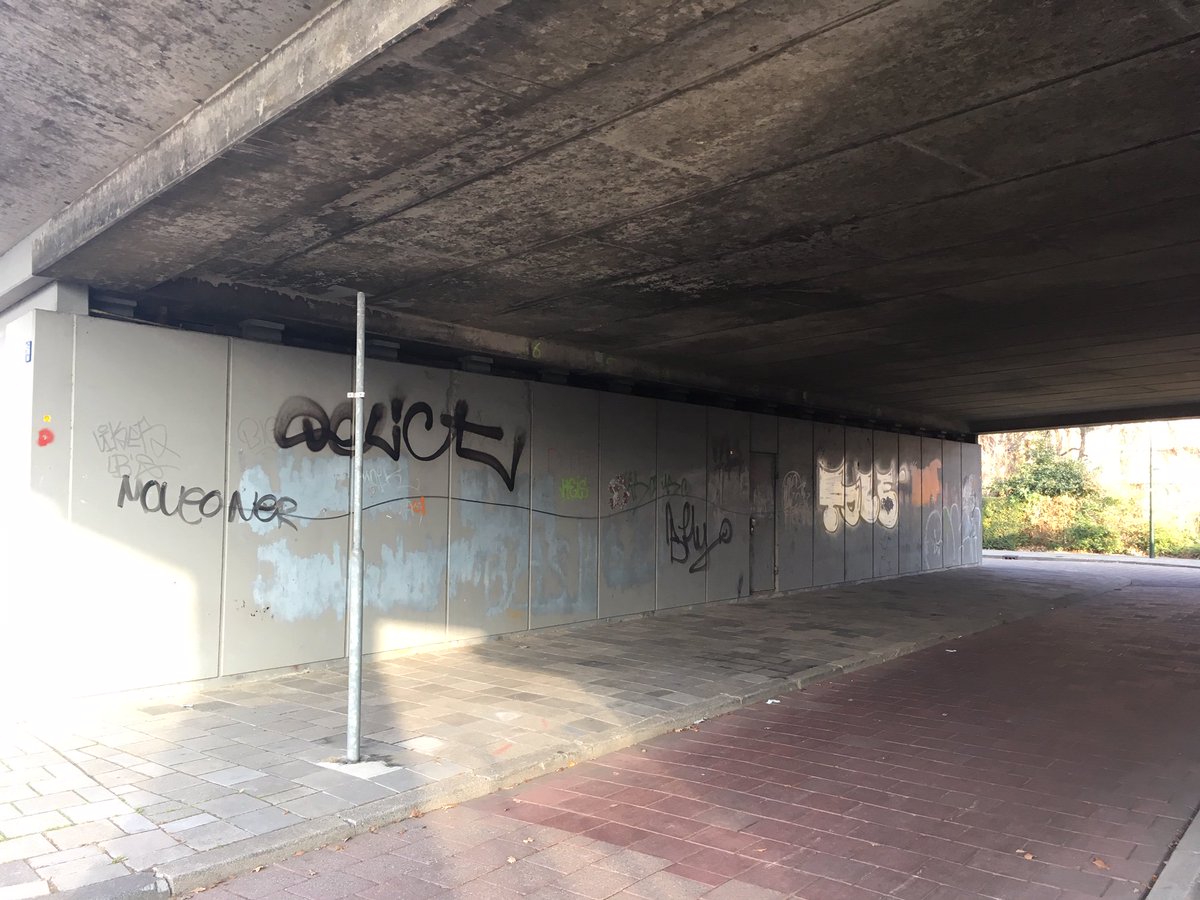GemeenteDelft's tweet photo. De #SintSebastiaansbrug krijgt kleur! De onderdoorgang wordt tijdelijk verfraaid met #streetart🎨 Drie artiesten met een sterke band met #Delft gaan vandaag aan de slag!👨‍🎨Kom je ook kijken? Vanaf 11.00 uur kun je de artiesten volgen👀 #Sebastiaansbrug https://t.co/W3dcN8zwjE