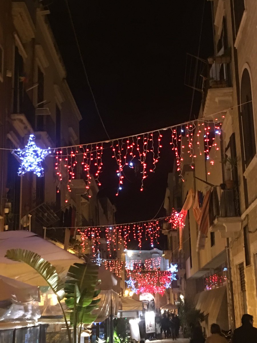 Ieri a #Bari con <a href="/PaleseJessica/">Jessica Palese</a>. Il calore e l’aria delle feste natalizie🎄🍾🎊 nel sud #Italia. La spontaneità delle #persone e le piazze che illuminano i nostri cuori ♥️ Autenticità, amore e #sorrisi. Ripartiamo da qui per un 2019 che sarà ricco di soddisfazioni. 😃💪#coraggio