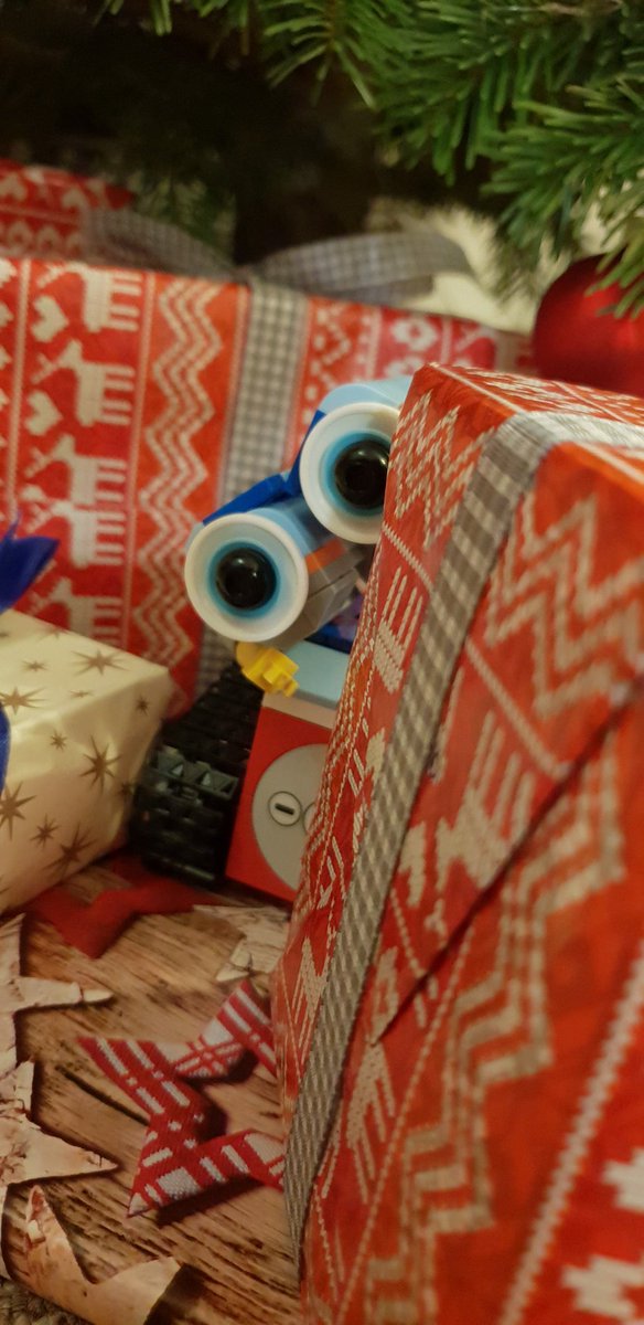 Na alle Geschenke ausgepackt? Ich hoffe ihr hattet schöne Feiertage und habt jetzt noch ein paar Tage frei. Have you opend all your presents? I hope you had nice time with your family and friend. #Christmas #Weihnachten #geschenke #roboter #robotics #tinkerbots #myfirstrobot