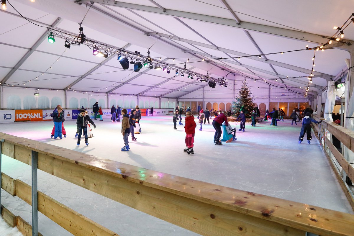 De kerstdagen zijn voorbij en het nieuwe jaar is in zicht! Om de kerstkilo’s er af te krijgen en ruimte te creëren voor de oliebollen is een extra rondje op de schaatsbaan een goed idee! Je kan vandaag gezellig tot 21:00 uur schaatsen. #wintersdelft #schaatsen