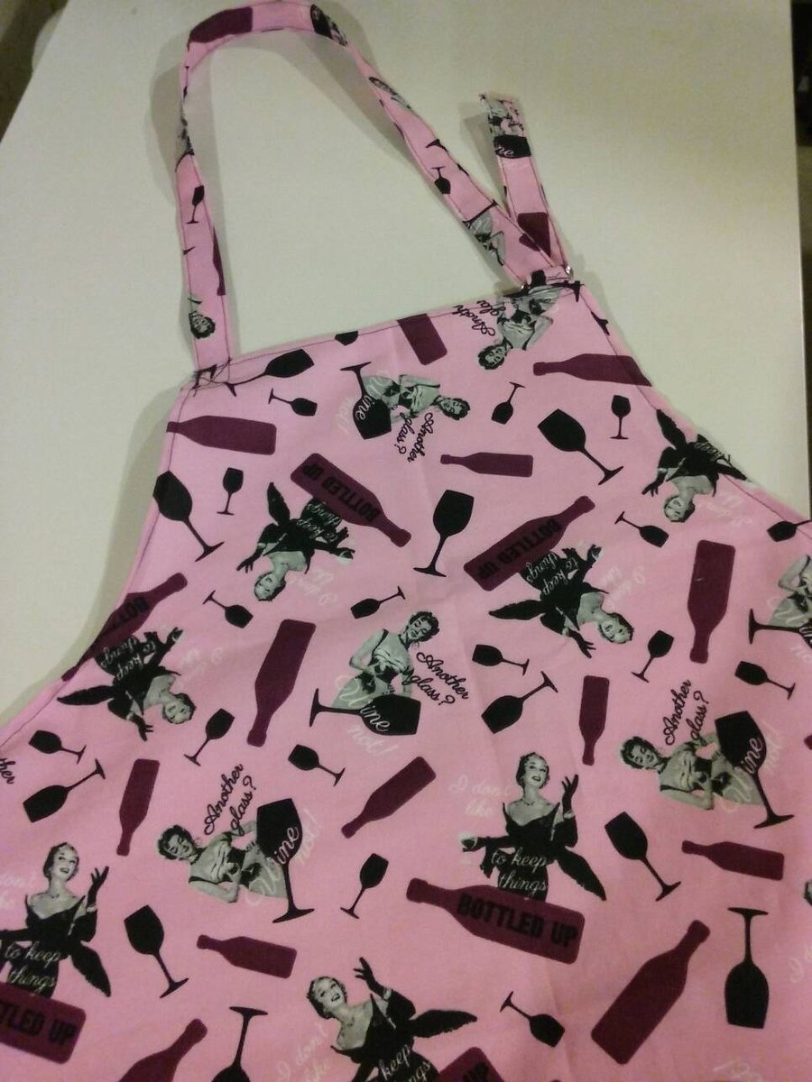KingdomShop7's tweet photo. Pink Apron, Wine apron, kitchen apron, Handmade apron, gift ideas, Valentine's Day, bbq apron, Kitchen accessories, Mother's Day https://t.co/gjUgblShnX #shopsmall #handmade #CraftShout #EpicOnEtsy #craftychaching #giftideas #PinkApron https://t.co/IxP9svLLum