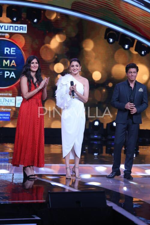 iammou__srkian's tweet photo. [More Pics]  @iamsrk @AnushkaSharma #KatrinaKaif On The Sets Of #SaReGaMaPa For #zeropromotions https://t.co/SHjhhMG2lb