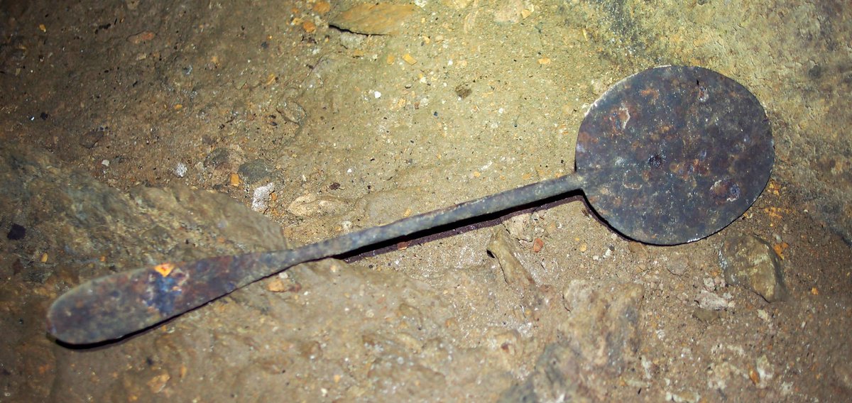 OlivierTesta's tweet photo. Un objet forgé, de type inconnu, trouvé dans la grotte sépulcrale d'Irougou. Une idée de ce que c'est ? aucune trace au @quaibranly ou dans les archives #gabon #congo #anthropologie #archeologie https://t.co/h1Q4VrwzKn https://t.co/n4bfirIdli