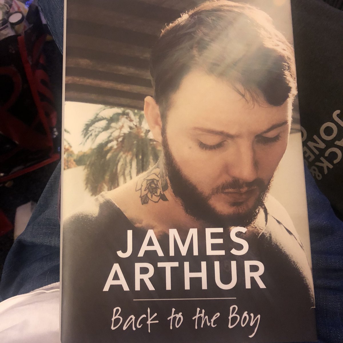 hannahround94's tweet photo. Thankyou @JamesArthur23 for writing such a heartfelt book, i only got it on Christmas day and im already in love with it and you. ❤️🌹#backtotheboy https://t.co/UaUIaKGz0X