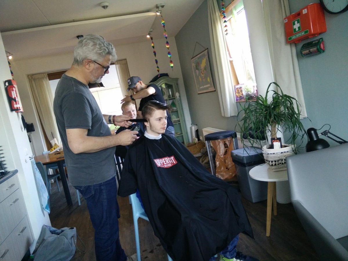 Kwintesggz's tweet photo. Knippen en kletsen!
Op de #Locus locatie in Veenendaal zijn twee #vrijwilligers actief als #barbiers! Danny en Walter hebben een barbiersopleiding gevolgd en nu zetten ze hun vaardigheden in voor deze jongeren. Zo zijn er allerlei creatieve manieren om #vrijwilligerswerk te doen! https://t.co/oXgLg5ML8x