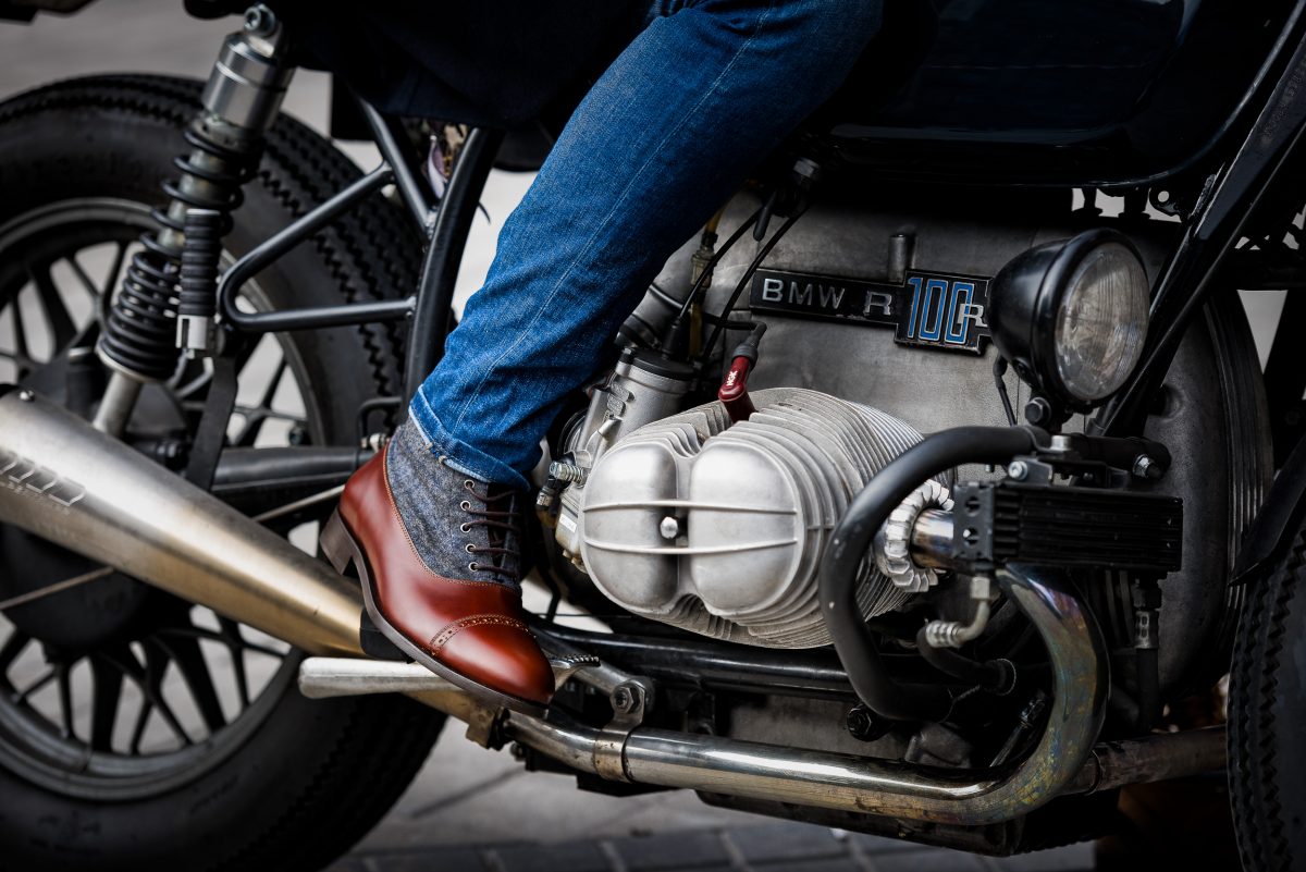 Bota de caña alta combinada con piel y lana tweed con perforado en la costura de la puntera. Toda ella combinada en piel color avellana y lana tweed gris con cuadro ventana celeste. 

#tomblackstyle #editorial #estilo #traje #tomblack