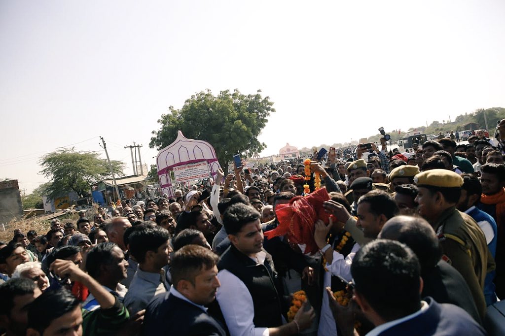SachinPilot's tweet photo. निवाई में विधायक प्रशांत बैरवा जी द्वारा किये गए स्वागत के लिए मैं उनका तहे दिल से आभार व्यक्त करता हूँ| https://t.co/omkplaklDk