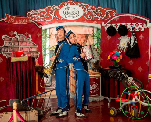 A las 6 de la tarde, en el Teatro Municipal, Bienvenidos al Hotel Paraíso. Para público familiar.
Navidad 2018.