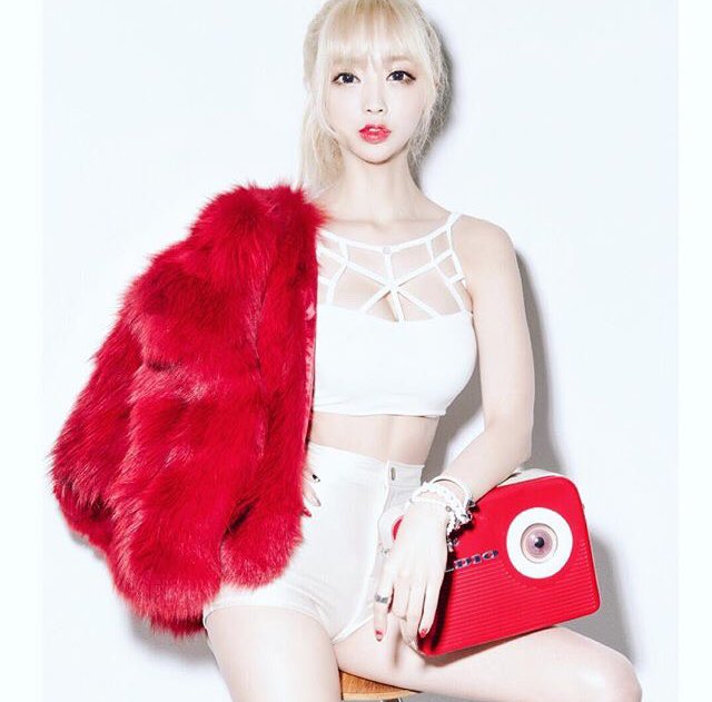 itsjustseulgi's tweet photo. Barbie in white? hihihi.. 🙊 https://t.co/3ojfUmcaz3