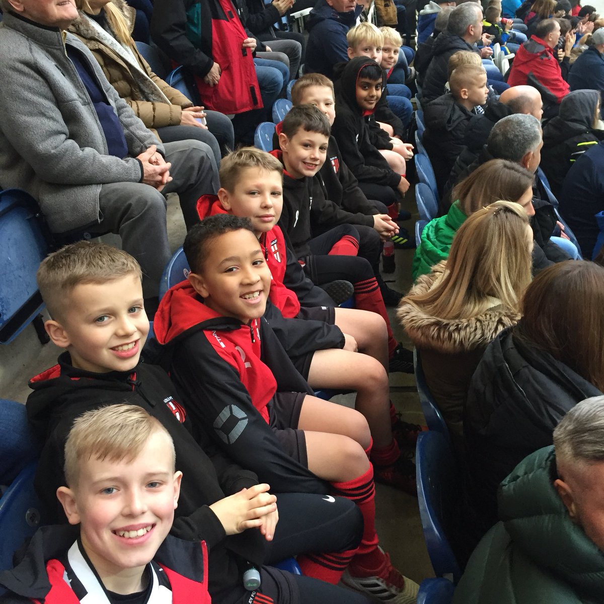 AndrewKilleen7's tweet photo. Well done to my @cadley_fc under 10s team winning there penalty shootout at deepdale stadium yesterday.
Despite the nerves of stepping up in front of 14000 people we won!! #getinboys #cadleyfc #christmasshootout https://t.co/vXIr95Ag4T