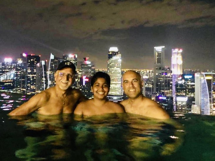 Back in the amazing 150M Infinity Pool @marinabaysands #singapore #finalevening #swimmingpool #level57   #skyline #theboys