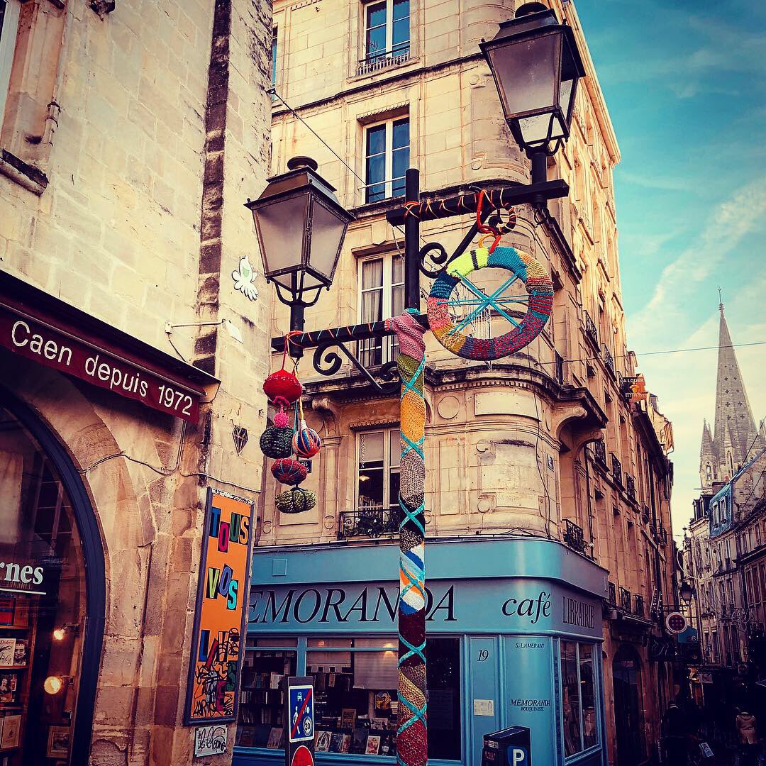 cotecaen's tweet photo. 😲 Voilà un lampadaire habillé pour l’hiver ! ✨🤧☃️ #knitbomb #knitbombing #yarnbombed #Normandie #CaenJeTaime https://t.co/6KfPgbDtsK