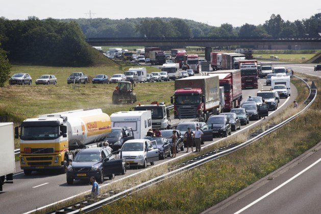 De A67 tussen Venlo en Eindhoven is nieuwkomer in de ochtendspits file Top-10 van de ANWB. De door files geteisterde snelweg komt binnen op plek negen en schuift daarmee aan achter de A2 Weert-Eindhoven die van tien naar plek acht is gestegen bit.ly/2Rm6g7W